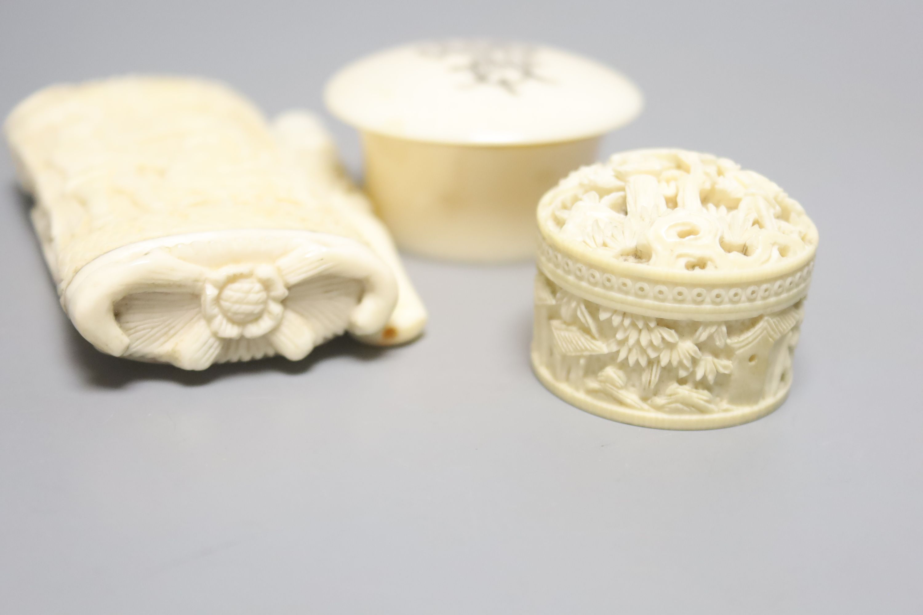 A small group of decorative ivory/bone including two trinket boxes, a snuff box and a cheroot holder